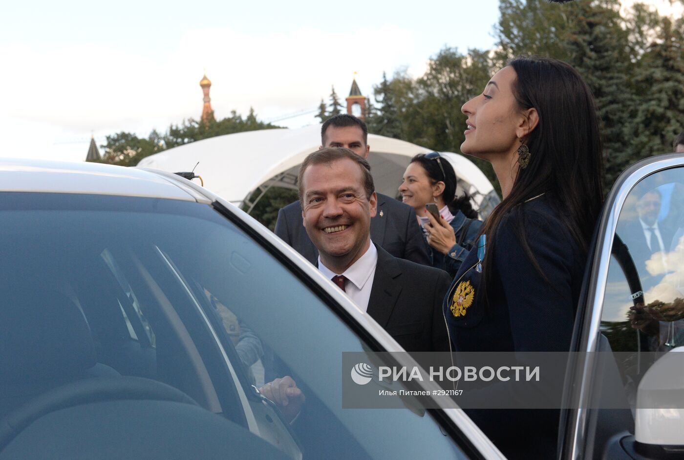 Церемония вручения премьер-министром РФ Д. Медведевым автомобилей российским спортсменам - победителям и призерам Игр XXXI Олимпиады в Рио-де-Жанейро