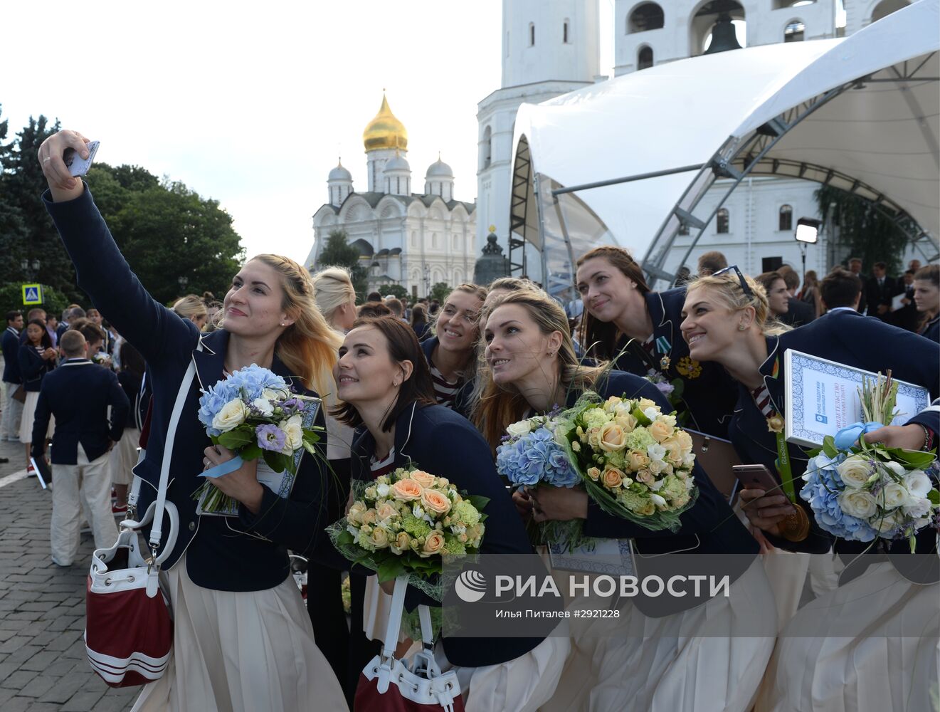 Церемония вручения премьер-министром РФ Д. Медведевым автомобилей российским спортсменам - победителям и призерам Игр XXXI Олимпиады в Рио-де-Жанейро