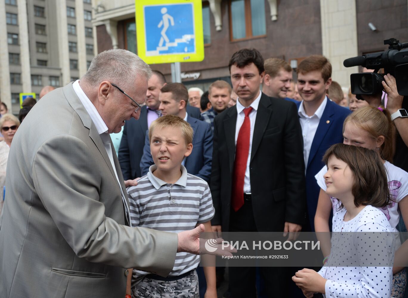 Председатель ЛДПР Владимир Жириновский посетил ярмарку "Собираем детей в школу"