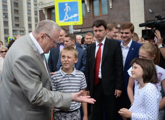 Председатель ЛДПР Владимир Жириновский посетил ярмарку "Собираем детей в школу"