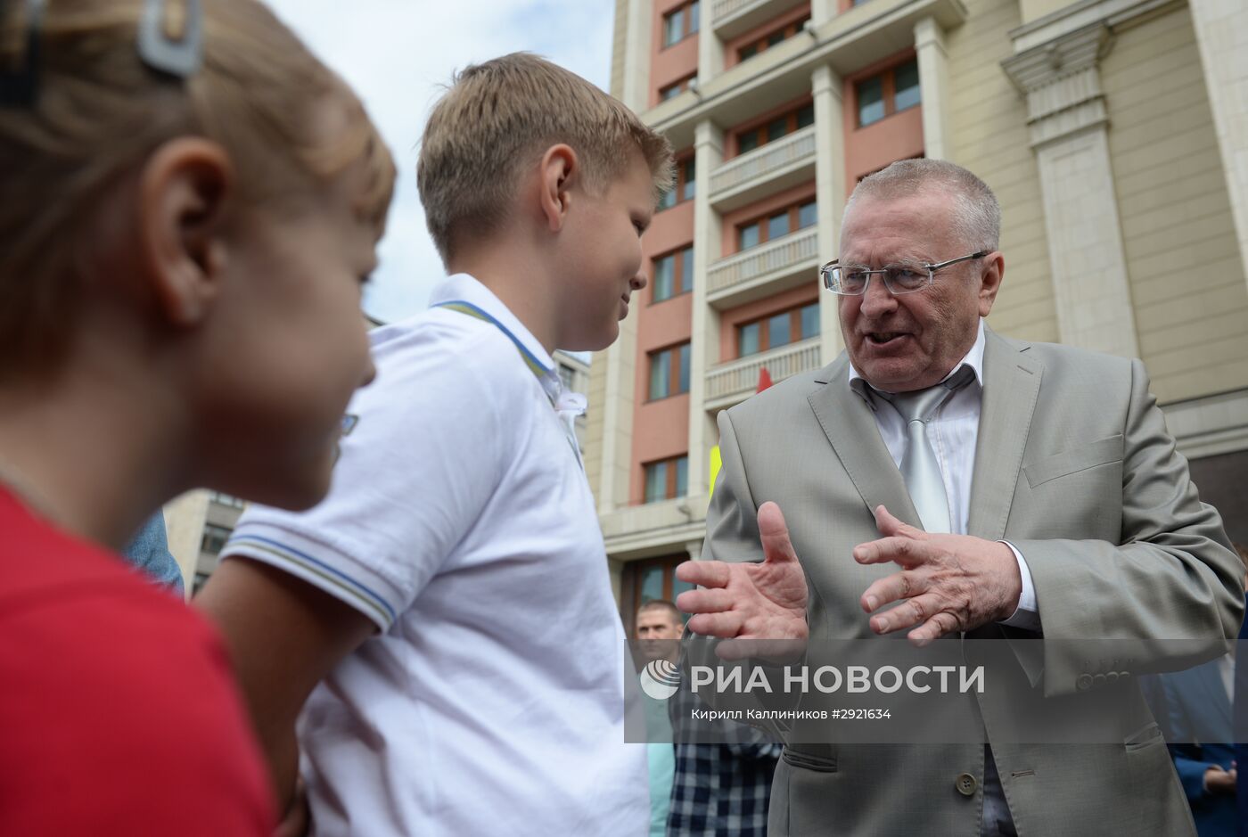 Председатель ЛДПР Владимир Жириновский посетил ярмарку "Собираем детей в школу"