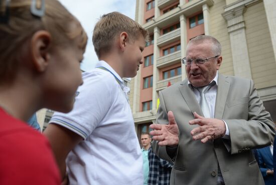 Председатель ЛДПР Владимир Жириновский посетил ярмарку "Собираем детей в школу"