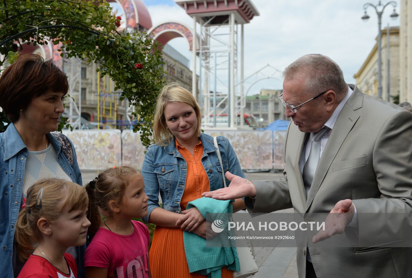 Председатель ЛДПР Владимир Жириновский посетил ярмарку "Собираем детей в школу"