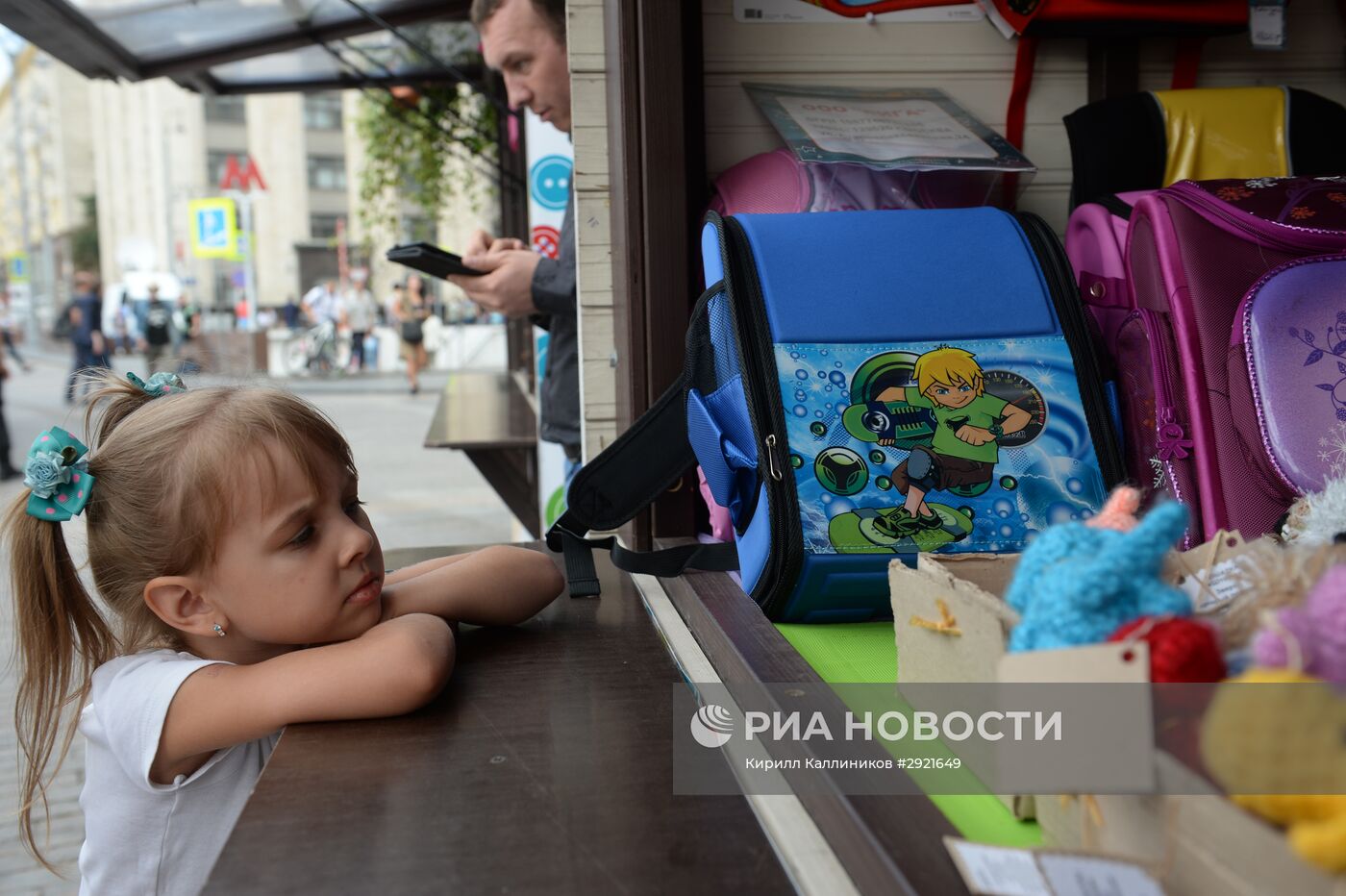 Председатель ЛДПР Владимир Жириновский посетил ярмарку "Собираем детей в школу"