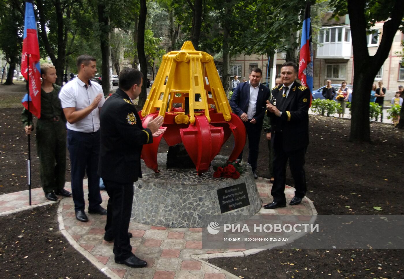 Открытие памятного знака шахтерам в Донецке