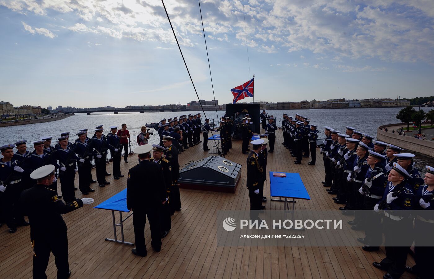 Принятие присяги курсантами на борту крейсера "Аврора" в Санкт-Петербурге