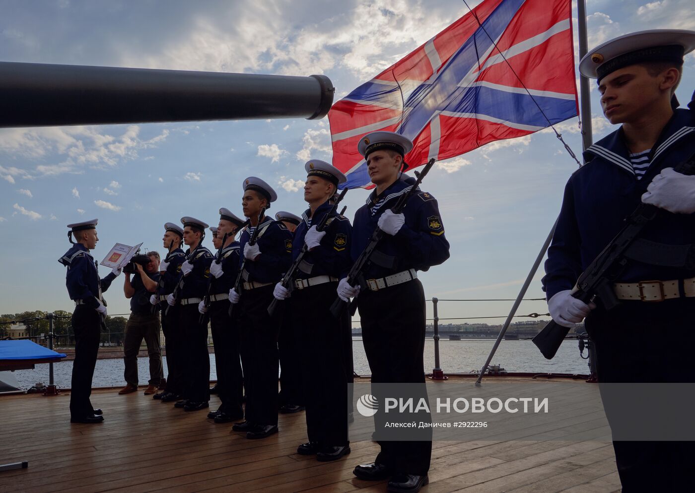 Принятие присяги курсантами на борту крейсера "Аврора" в Санкт-Петербурге