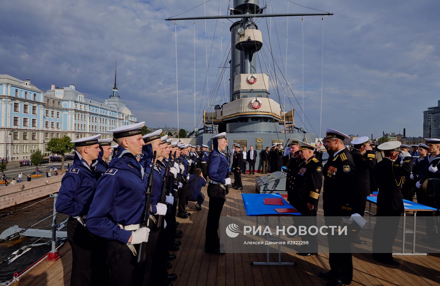 Принятие присяги курсантами на борту крейсера "Аврора" в Санкт-Петербурге