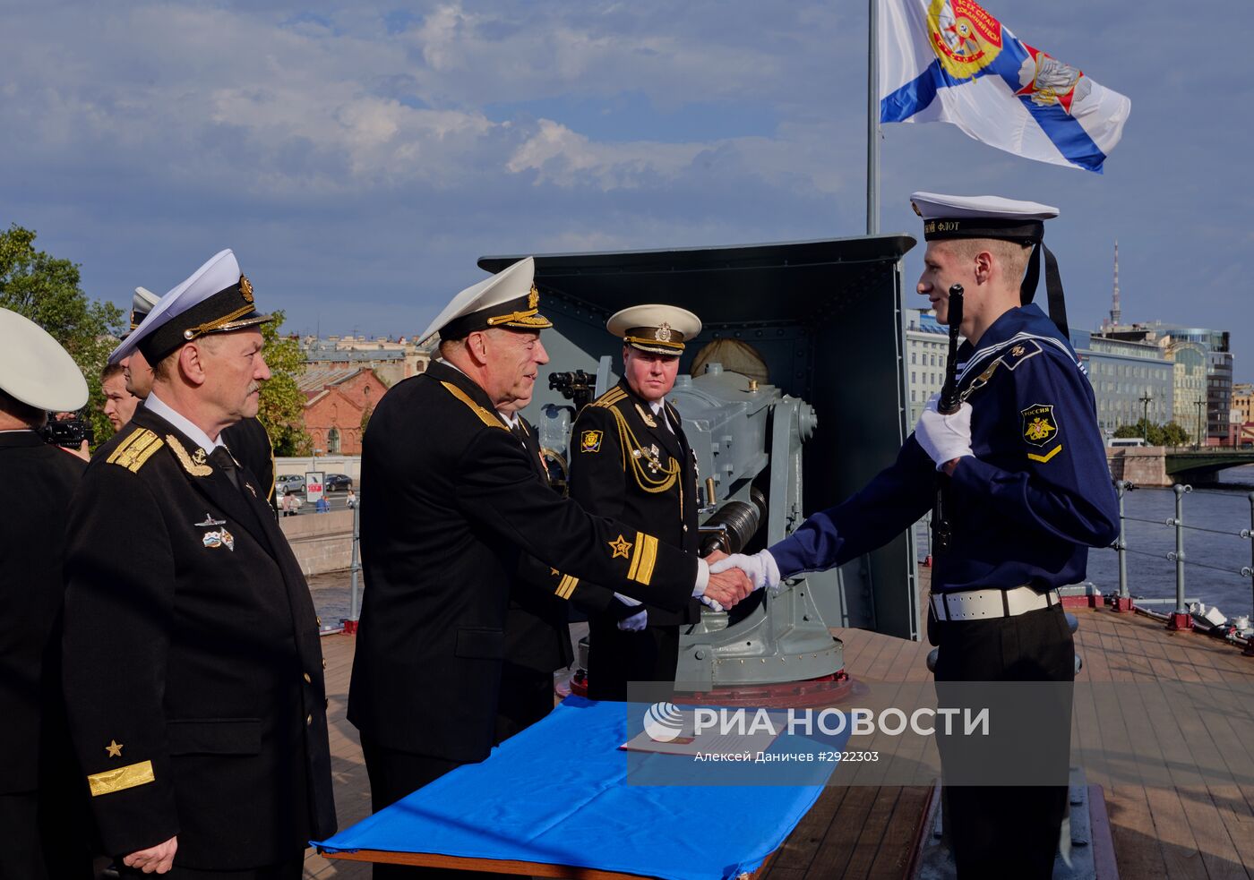 Принятие присяги курсантами на борту крейсера "Аврора" в Санкт-Петербурге