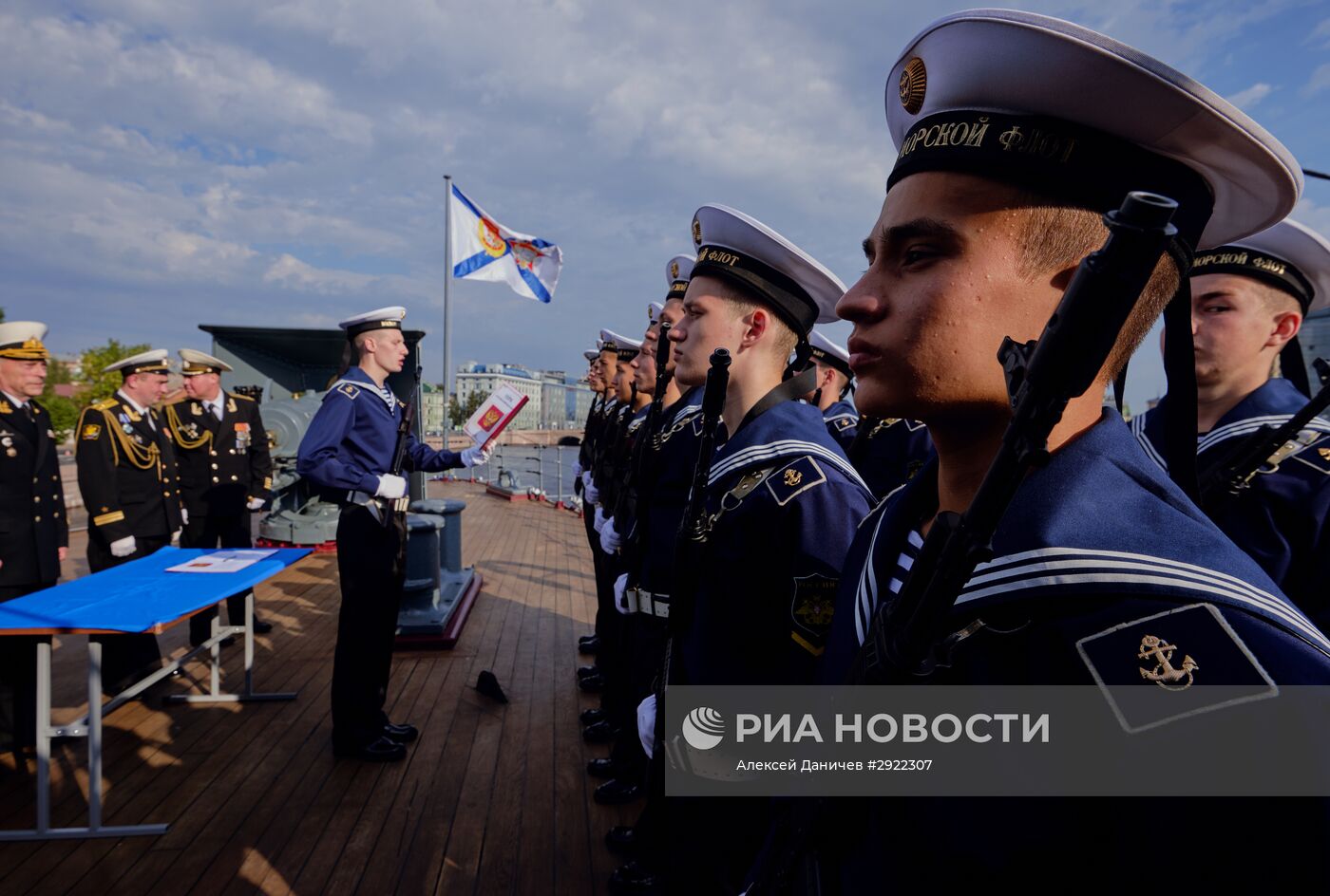 Принятие присяги курсантами на борту крейсера "Аврора" в Санкт-Петербурге