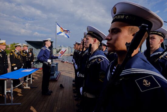 Принятие присяги курсантами на борту крейсера "Аврора" в Санкт-Петербурге