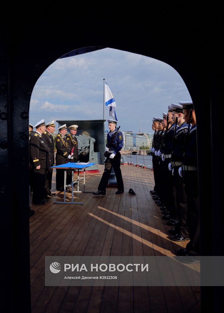 Принятие присяги курсантами на борту крейсера "Аврора" в Санкт-Петербурге