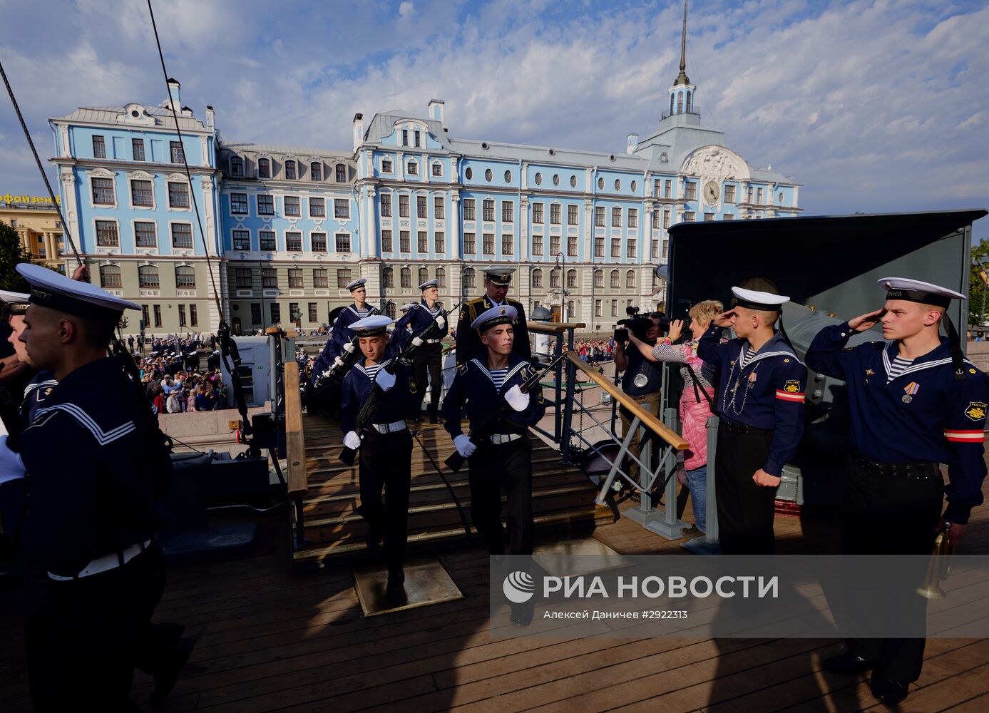 Принятие присяги курсантами на борту крейсера "Аврора" в Санкт-Петербурге