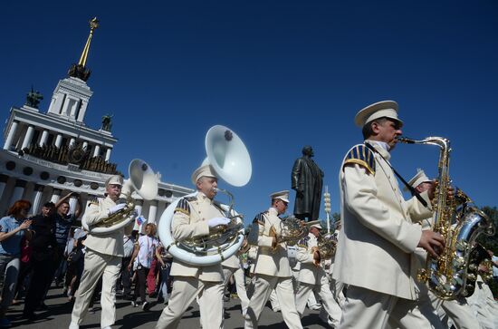 Парад участников Международного военно-музыкального фестиваля "Спасская башня-2016"