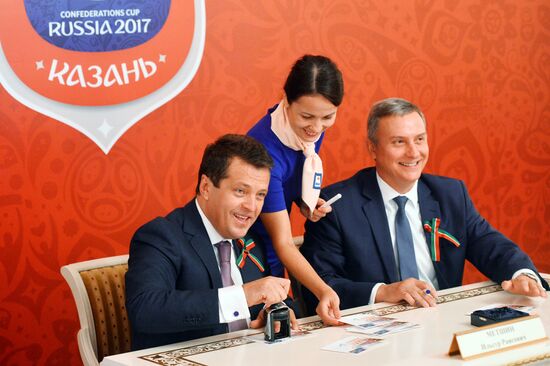 Церемония гашения марки, посвященной Казани как городу-организатору Кубка Конфедераций 2017 и чемпионата мира по футболу 2018