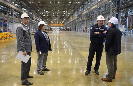 Вице-премьер России Дмитрий Рогозин посетил судостроительный комплекс "Звезда" во Владивостоке