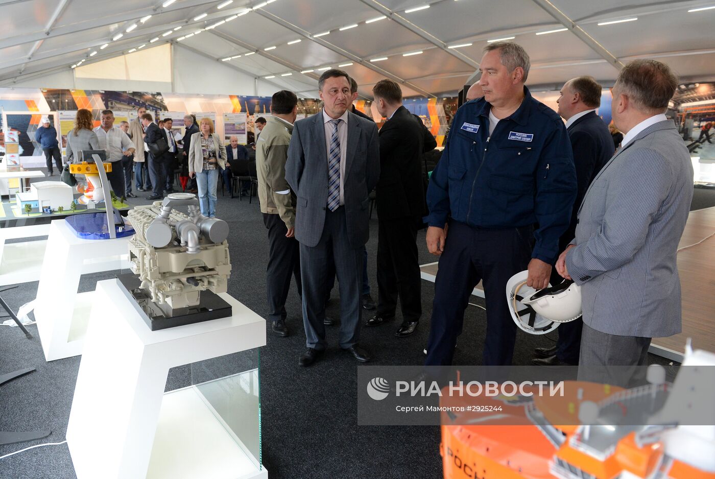Вице-премьер России Дмитрий Рогозин посетил судостроительный комплекс "Звезда" во Владивостоке