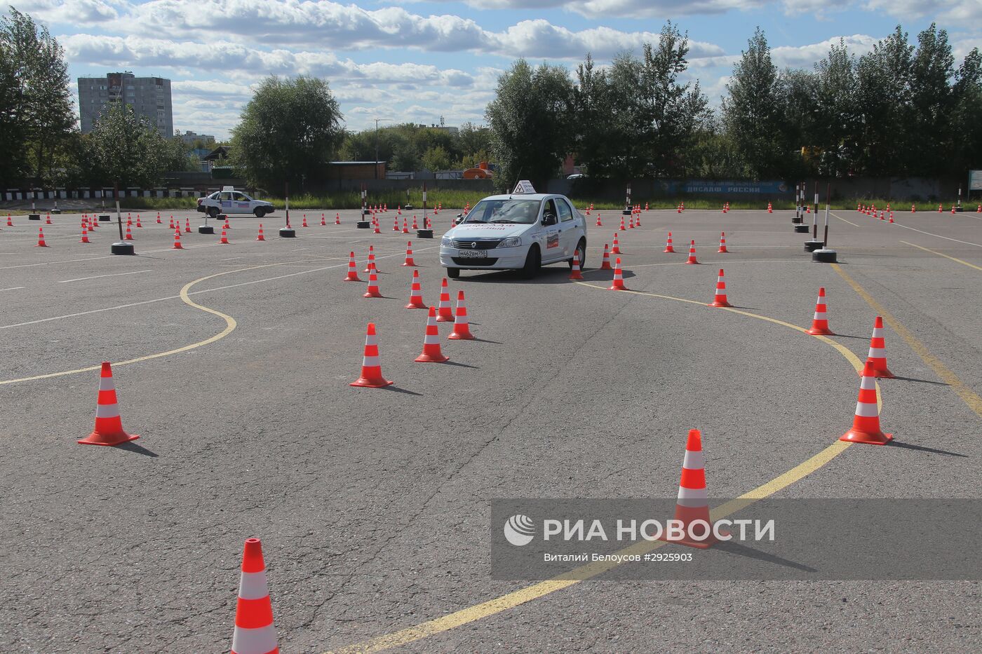 Теоретические и практические занятия в автошколе ДОСААФ