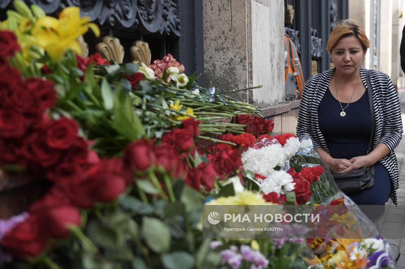 Цветы у посольства Узбекистана в Москве, в связи с кончиной президента республики Ислама Каримова