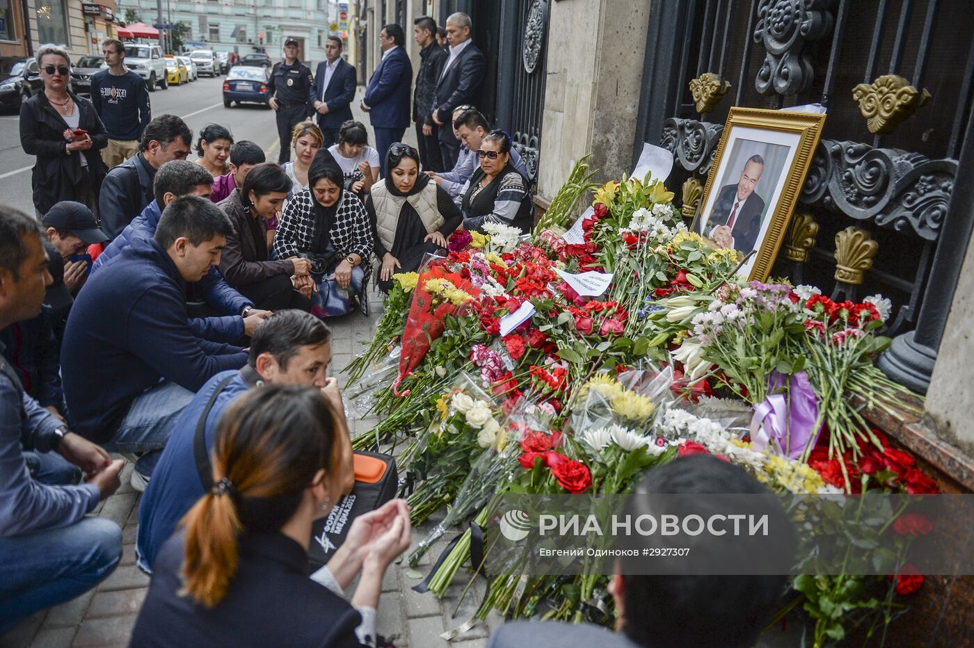 Цветы у посольства Узбекистана в Москве, в связи с кончиной президента республики Ислама Каримова