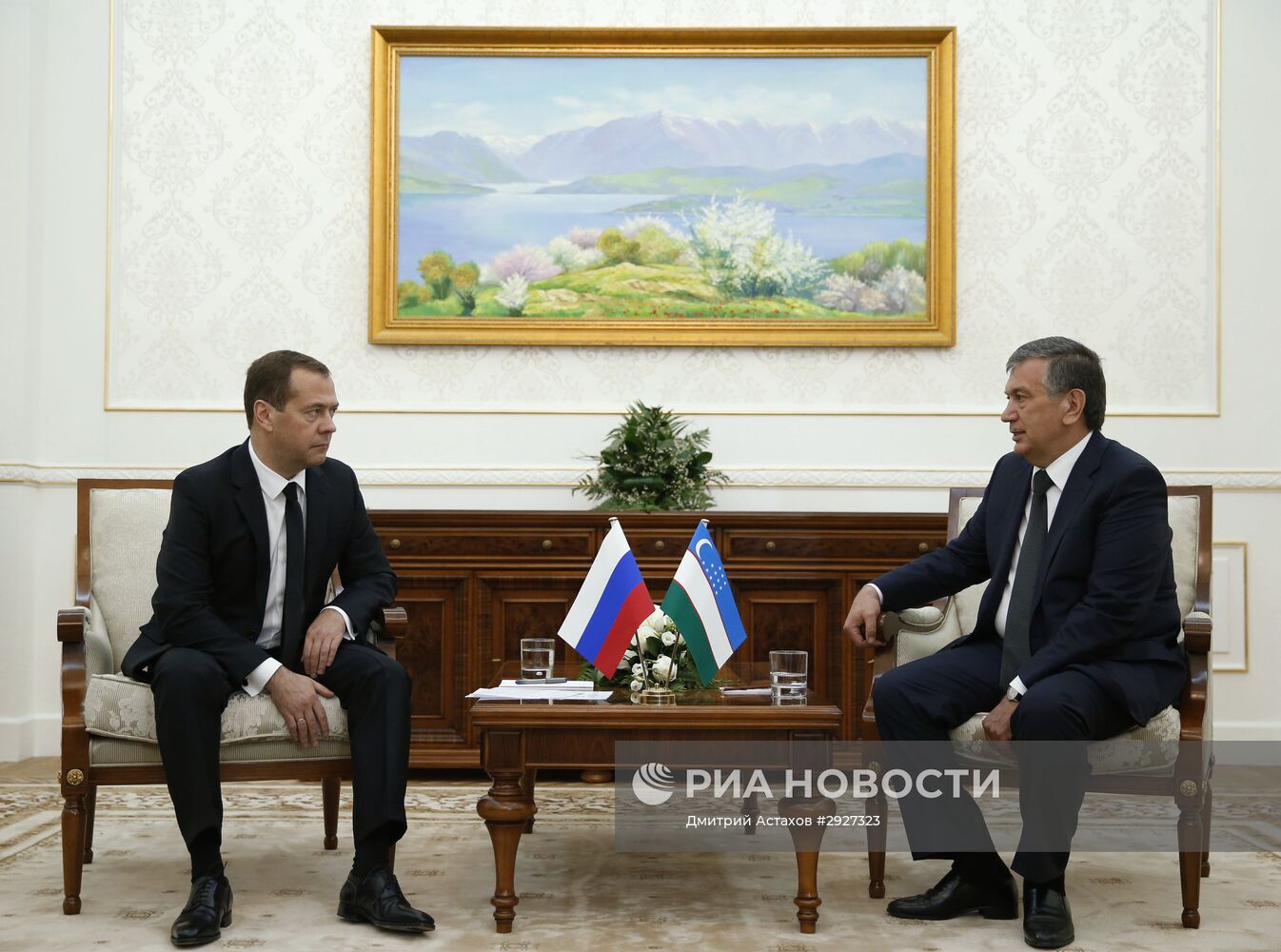 Встреча премьер-министра РФ Д. Медведева с премьер-министром Узбекистана Ш. Мирзиёевым в Самарканде