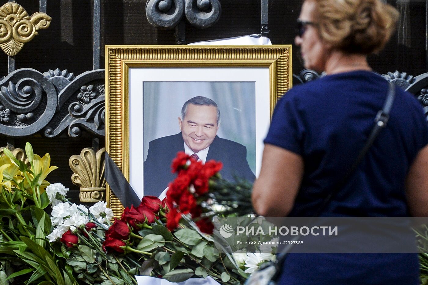 Цветы у посольства Узбекистана в Москве, в связи с кончиной президента республики Ислама Каримова
