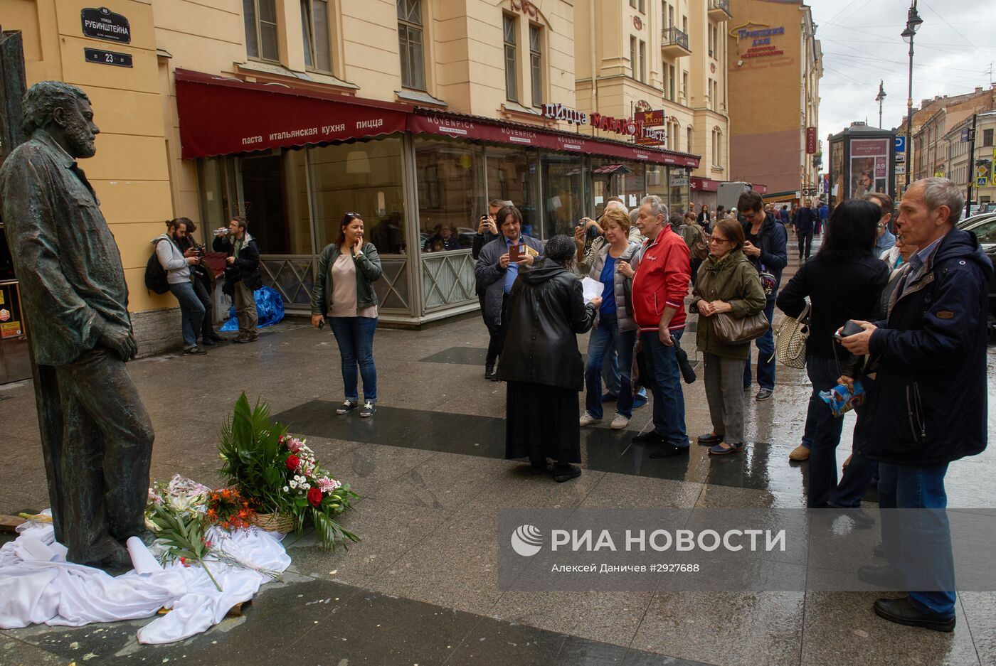 Открытие памятника Сергею Довлатову в Санкт-Петербурге