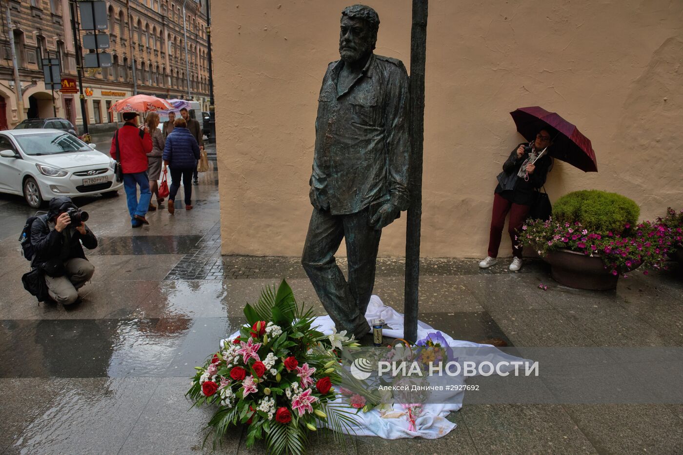 Открытие памятника Сергею Довлатову в Санкт-Петербурге