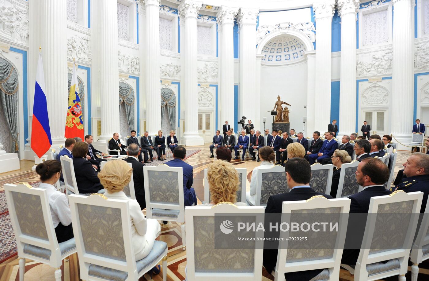 Президент РФ В. Путин встретился с фракцией "Единая Россия" и экспертами