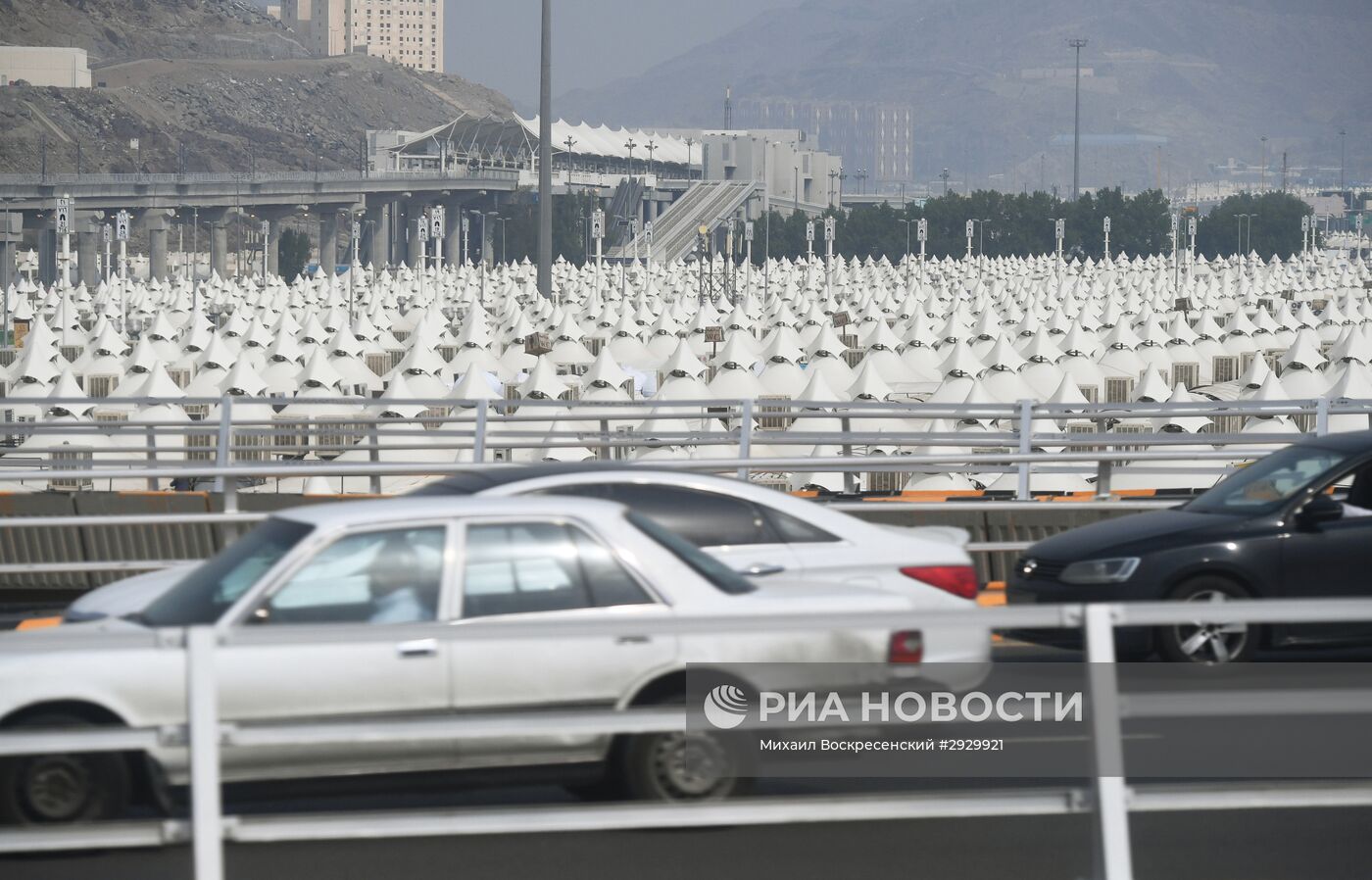 Паломники в долине Арафата в Саудовской Аравии