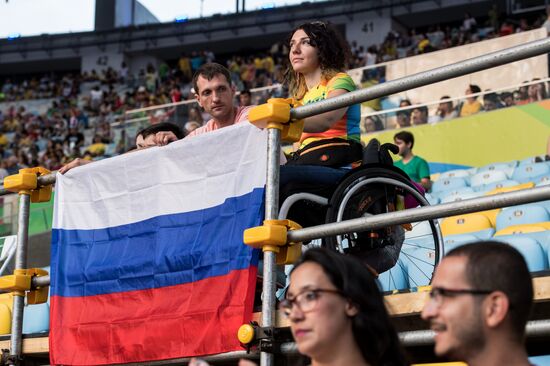 Российский флаг на открытии ХV летних Паралимпийских игр 2016 в Рио-де-Жанейро