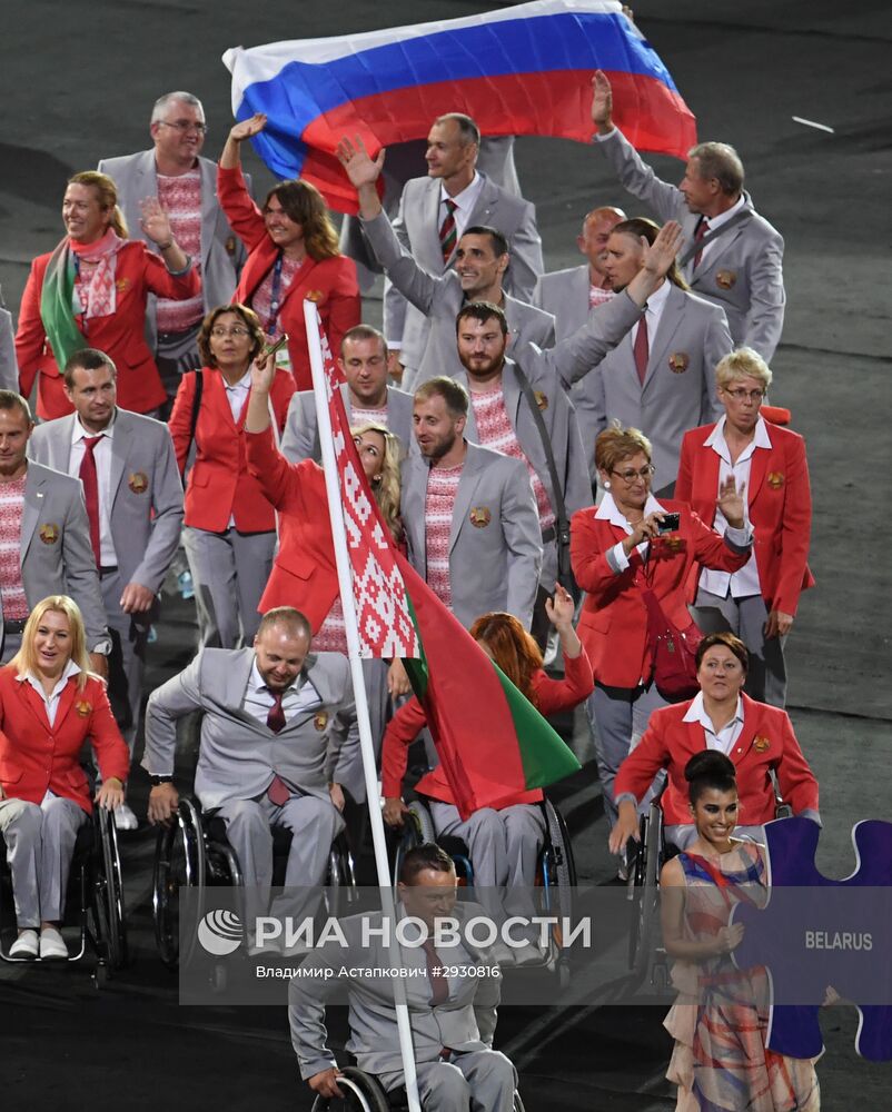 Российский флаг на открытии ХV летних Паралимпийских игр 2016 в Рио-де-Жанейро