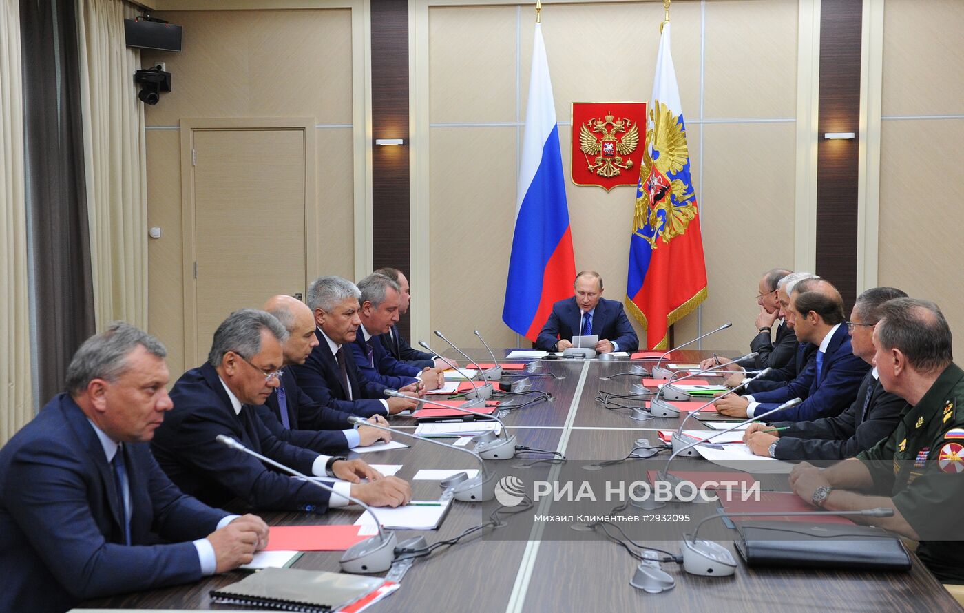 Президент РФ В. Путин провёл совещание по программе вооружения на 2018–2025 годы