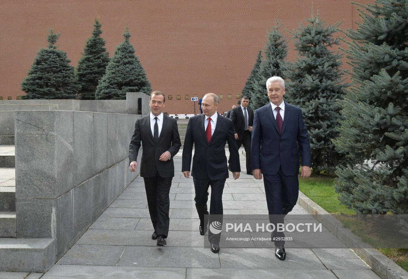Президент РФ В. Путин и премьер-министр РФ Д.Медведев на торжественной церемонии открытия Дня города на Красной площади