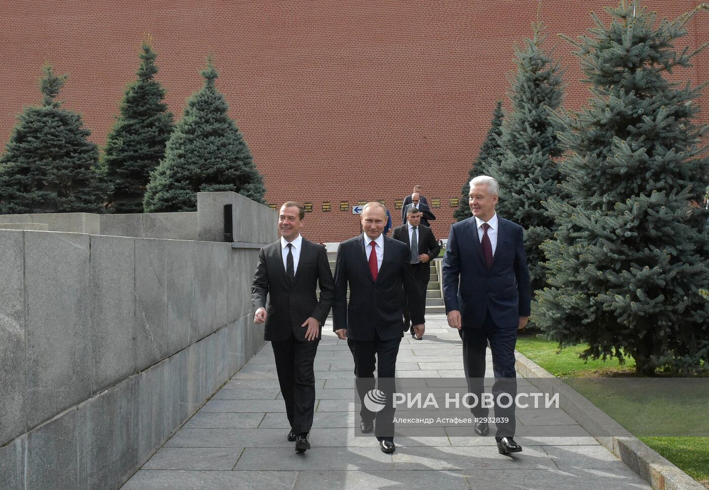 Президент РФ В. Путин и премьер-министр РФ Д.Медведев на торжественной церемонии открытия Дня города на Красной площади