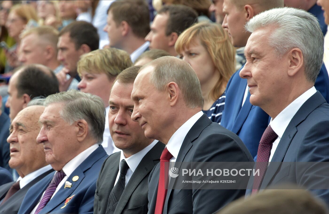 Президент РФ В. Путин и премьер-министр РФ Д.Медведев на торжественной церемонии открытия Дня города на Красной площади