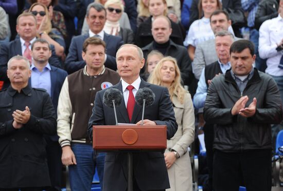 Президент РФ В. Путин на торжественной церемонии открытия Дня города на Красной площади