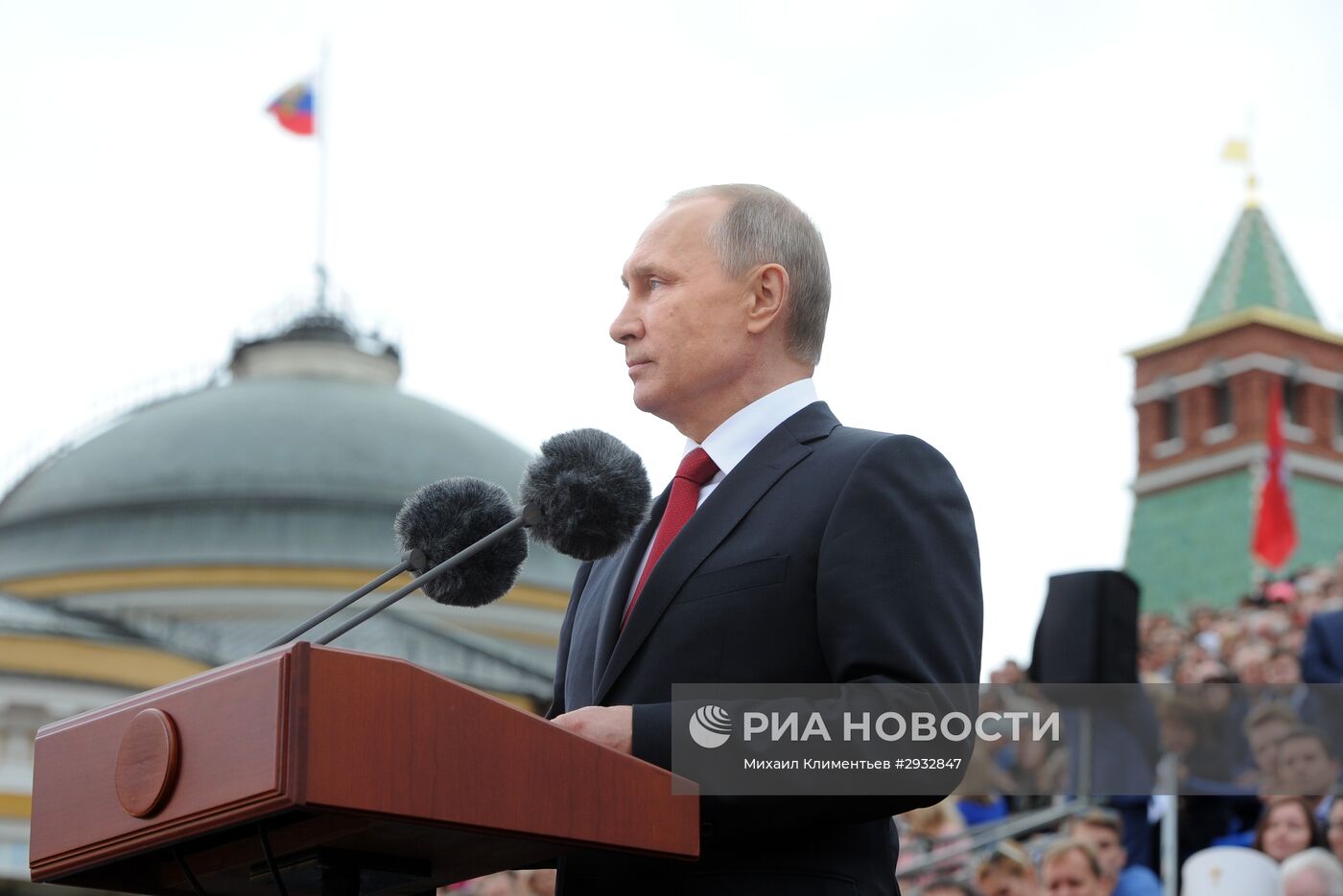 Президент РФ В. Путин на торжественной церемонии открытия Дня города на Красной площади