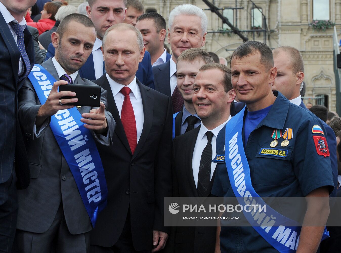 Президент РФ В. Путин и премьер-министр РФ Д.Медведев на торжественной церемонии открытия Дня города на Красной площади