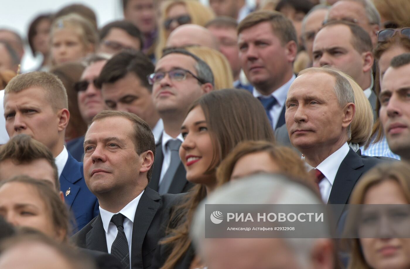 Президент РФ В. Путин и премьер-министр РФ Д.Медведев на торжественной церемонии открытия Дня города на Красной площади