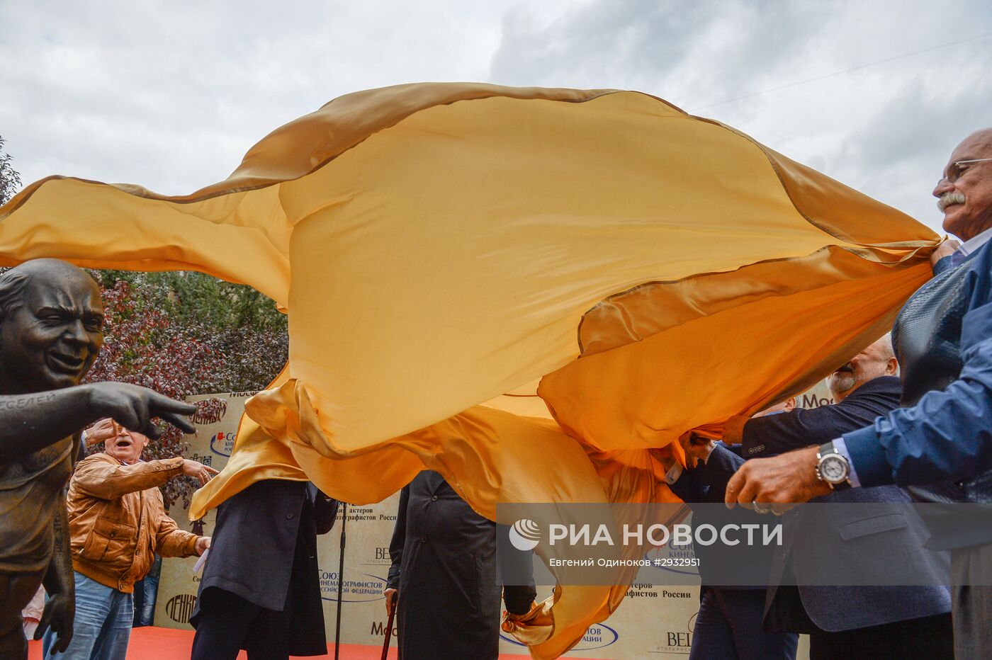 Открытие памятника Евгению Леонову