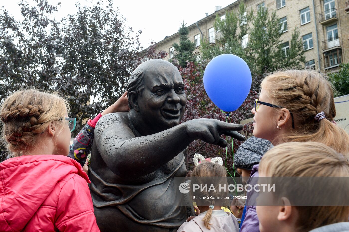 Открытие памятника Евгению Леонову