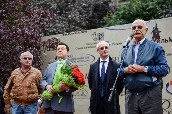 Открытие памятника Евгению Леонову