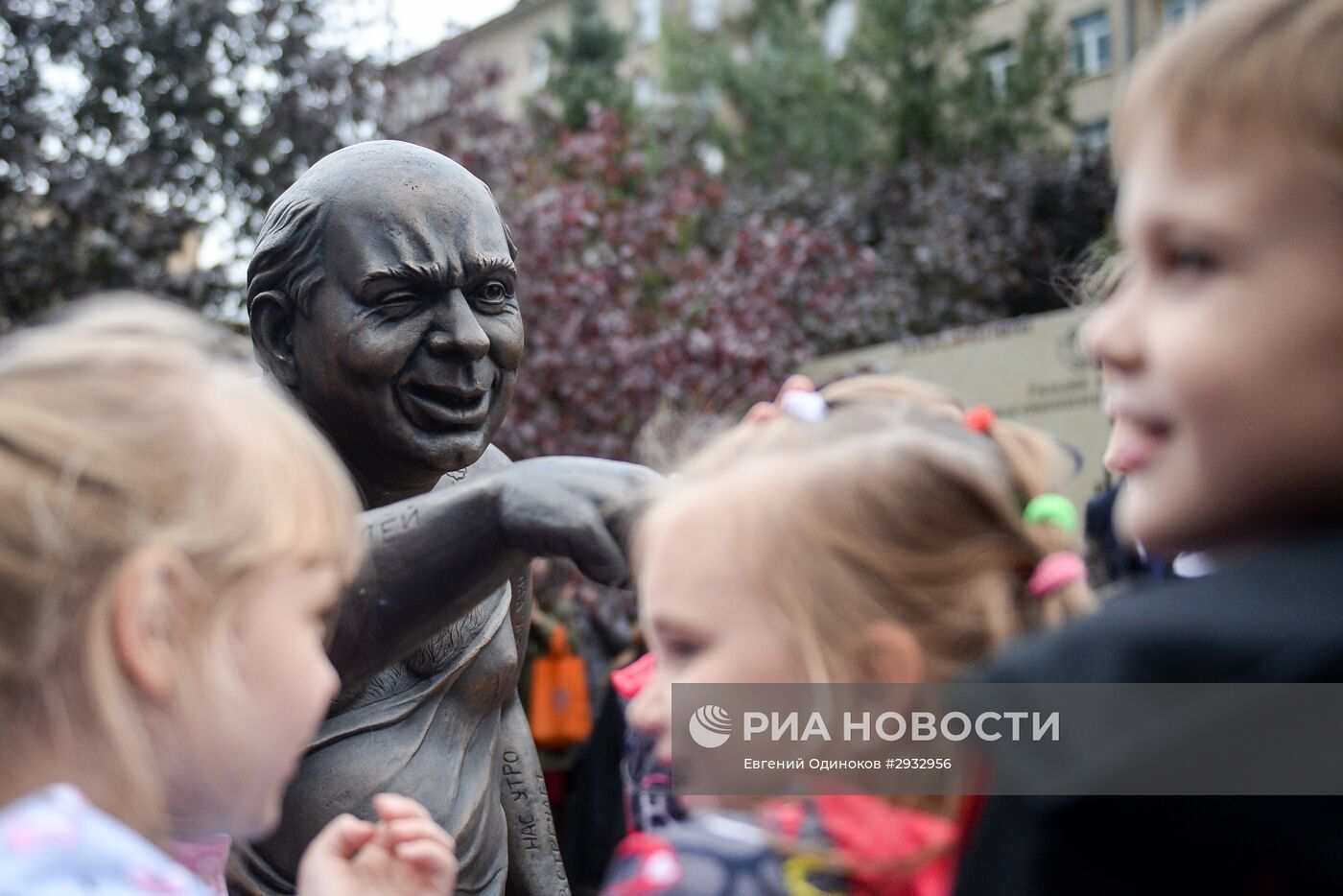 Открытие памятника Евгению Леонову