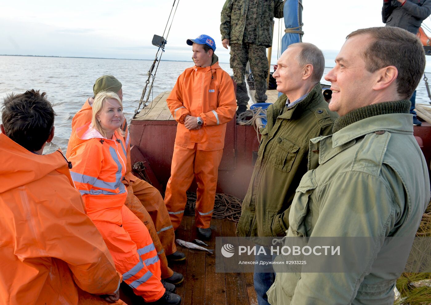 Президент РФ В. Путин и премьер-министр РФ Д.Медведев посетили остров Липно в Новгородской области