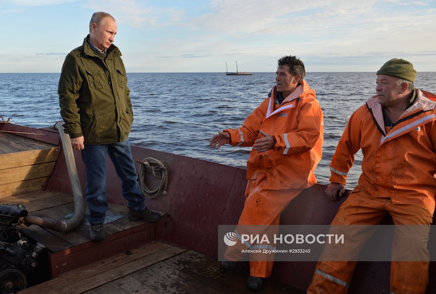 Президент РФ В. Путин и премьер-министр РФ Д.Медведев посетили остров Липно в Новгородской области