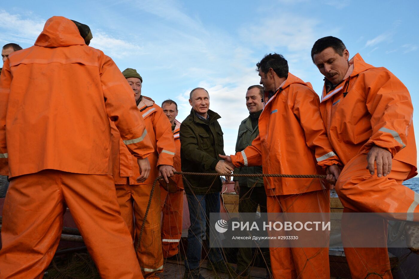 Президент РФ В. Путин и премьер-министр РФ Д.Медведев посетили остров Липно в Новгородской области