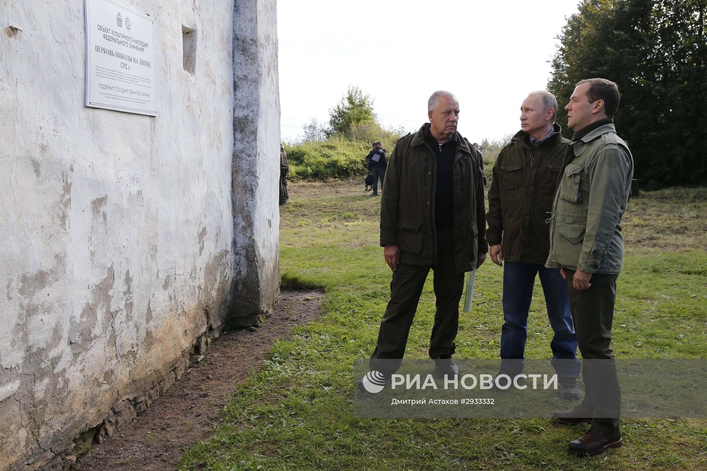 Президент РФ В. Путин и премьер-министр РФ Д.Медведев посетили остров Липно в Новгородской области