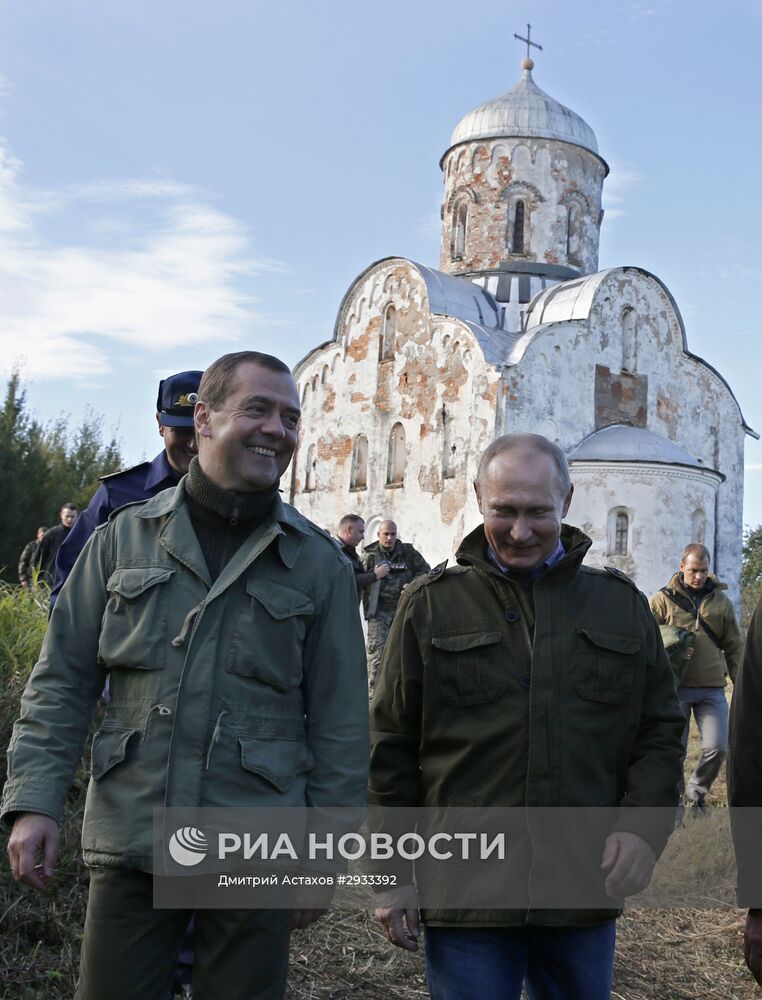 Президент РФ В. Путин и премьер-министр РФ Д.Медведев посетили остров Липно в Новгородской области