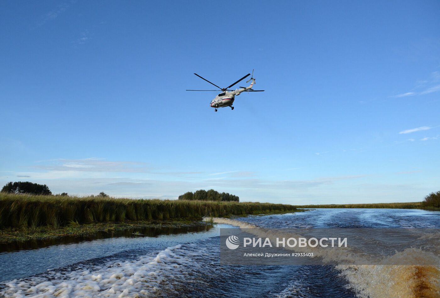 Президент РФ В. Путин и премьер-министр РФ Д.Медведев посетили остров Липно в Новгородской области